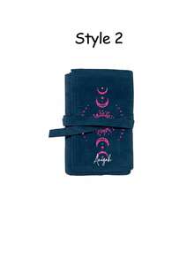 Organizer personalizzato per mazzo di tarocchi in velluto, stampato con motivo sole e luna, in tonalità di blu e viola, con chiusura a cordoncino, custodia protettiva in tessuto morbido, borsa portatile, porta carte, adatto per conservare carte e piccoli oggetti. Porta carte dei tarocchi, protezione in tessuto per carte e oggetti, anche un regalo per amici, regalo di compleanno, regalo per l'anniversario, regalo di Natale, regalo di Pasqua. - Multicolore - Visualizzare 16