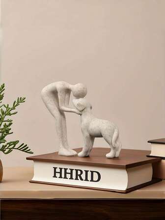 1 件创意狗雕塑家居装饰品，可爱的男人和狗雕像装饰，适用于办公室、客厅、卧室、家居，送给宠物爱好者的纪念礼物（砂岩）