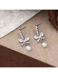 زوج من أقراط الأنيقة المنسدلة المزينة بالخرز والأحجار الكريستالية على شكل فراشة، مناسبة للمناسبات الرسمية كالأعراس والحفلات. هدية رائعة لعيد الميلاد أو هالوين.