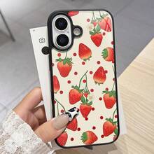 غطاء هاتف بنمط الفراولة الرائع! متوافق مع أبل وأخرى. حواف سوداء، الغطاء مغطى بنمط فراولة طازجة وعصيرية، مزين بنقاط حمراء وأزهار صغيرة، طازج وحلو. فتحة واقية للكاميرا لمنع الخدوش. فتحات دقيقة للوصول السهل. سواء كنت تستخدم أبل أو أخرى، سيضيف هذا الغطاء لمسة أنثوية فورية لهاتفك، وكأنك تمسكين بحلاوة الصيف في يديك.