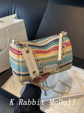 新款春夏撞色条纹编织草编单肩包，时尚字母贴片装饰女士链条单肩包，休闲度假草编斜挎包