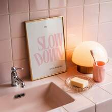 1 szt. bezramkowy różowy plakat "Zwolnij, dobrze ci idzie", minimalistyczny, inspirujący cytat na ścianę, estetyczny, pozytywny nadruk afirmacji, motywujący wystrój pokoju, odjazdowe plakaty, wystrój sypialni, wydruki ścienne do pokoju, niezbędne rzeczy w akademiku, prezent do biura i salonu - Wielokolorowe - Zobacz 3