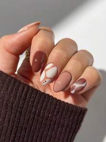 24 de unghii acrilice franceze scurte, ovale, maro, model presat, potrivire perfectă, setul include: 1 gel jeleu și 1 pilă de unghii. Autocolantele maro pentru unghii fac vârfurile degetelor să strălucească frumos, potrivite pentru petreceri, dans și uz zilnic.