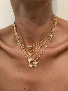 Set de 5 collares con colgante en forma de corazón apilables, cadena de clavícula multicapa de estilo elegante en color dorado, para usar con atuendos casuales o formales