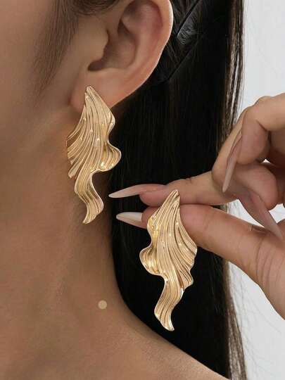 Set de 2 piezas de pendientes asimétricos con textura ondulada minimalista y de moda, un accesorio único y versátil adecuado para salidas y reuniones diarias de mujeres