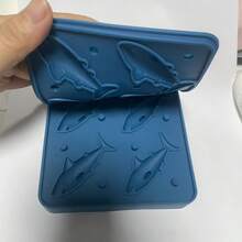 1 pezzo Stampo in silicone a forma di squalo per cubetti di ghiaccio, stampo in silicone antiaderente a 4 cavità, adatto per la preparazione di cubetti di ghiaccio, cioccolatini, biscotti, stampi creativi per feste in cucina, essenziale per gli amanti dei dessert, perfetto per bevande fai-da-te in estate
