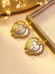 1 pereche de cercei vintage aurii cu inimă sculptată în cruce, cercei în stil religios exagerat, potriviți pentru evenimente cu tematică religioasă, fotografie în stil bisericesc vintage, ținute de petrecere retro europene și americane sau ținute zilnice în stil religios retro, adăugând o atmosferă puternică de artă religioasă retro ținutei dvs. și prezentând o personalizare unică.