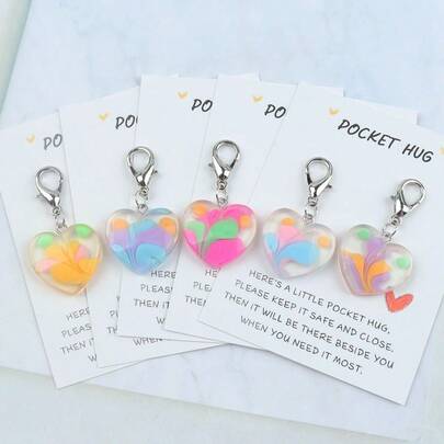 1 Stück/5 Stück bunte herzförmige transparente Schlüsselanhänger, mit lebendigen Farbakzenten innen. Kommt mit einer Karte Muster "HIER IST EINE KLEINE TASCHENUMARMUNUNG. BITTE BEWAHRE SIE AUF UND SCHLIESSE SIE. DANN IST SIE NEBEN DIR, WENN DU SIE AM MEISTEN BRAUCHST", vermittelt Wärme und Begleitung, geeignet als Geschenk für Freunde und Familie, um Fürsorge und Liebe auszudrücken. Taschenanhänger Autoaccessoires Lehrer Schwester Geschenkideen