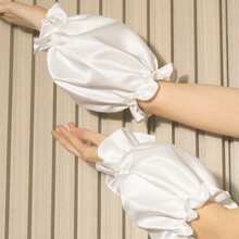 1 Bridal Gloves, Satin Material Short Design, Both The Function Of Covering The Arm, Suitable For Sheath Wedding Dresses With Decorative Sleeve Scene