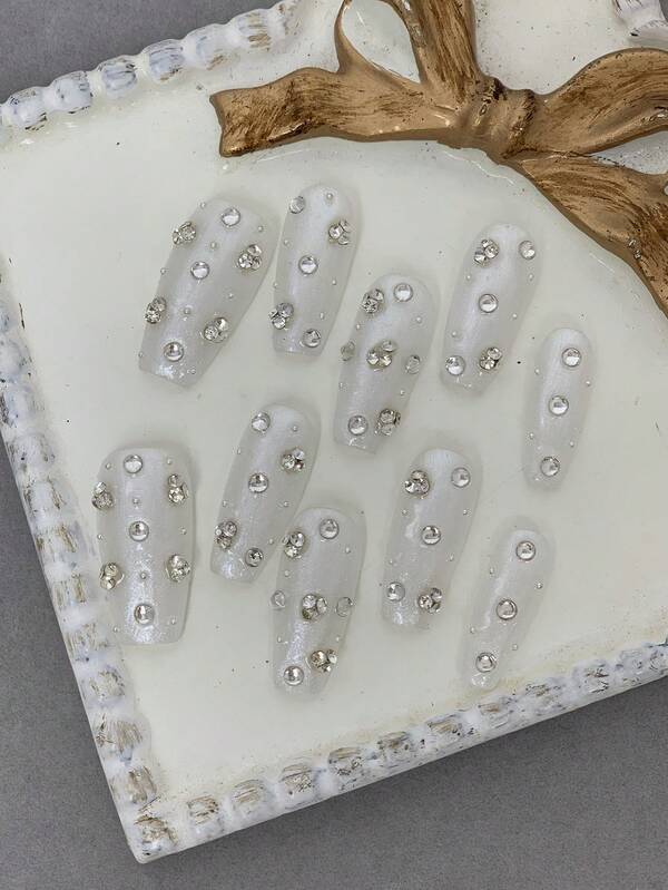 Der mittelgroße trapezförmige Aurora kleine runde Diamant Hochzeits-Handschutz eignet sich für den täglichen Gebrauch, Partys und Bälle