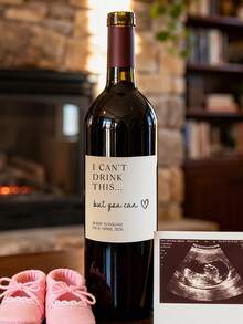 Rótulos de Vinho Personalizados | Rótulos de Vinho para Anúncio de Gravidez | Adesivos Personalizados para Garrafas de Vinho com Anúncio de Nascimento | Frase Divertida "Eu Não Posso Beber, Mas Você Pode" | Rótulos Personalizados com Data Prevista para o Parto | Lembrancinhas para Chá Revelação | Presentes para Novos Pais | Decorações para Chá de Bebê | Presentes para Futuros Pais | Chá Revelação Criativo para Futuras Mamães | Rótulos de Vinho de Natal | Adesivos Adoráveis para Vinho para Família e Amigos - mas você pode - Ver 4