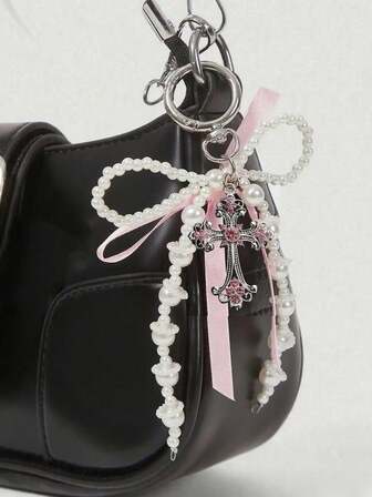 Kawaii Y2k rosa rosett pärlkors nyckelring - söta väskberlocker för tonårsflickor, studenter och kawaii-älskare - vackra accessoarer för ryggsäckar, plånböcker, mobiltelefoner, presentpåsar och daglig skolanvändning, som present till vänner, födelsedagspresenter, presenter till skolan.