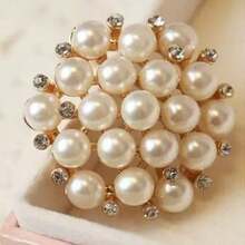 Silberne Brosche mit Kunstperlen und Kristallrhinestones in kleiner Blumenform, Weihnachtsgeschenk