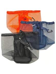 1个黑色便携式篮球网袋，采用耐用涤纶材质，旅行和训练收纳袋，抽绳封口，多隔层设计，可存放运动装备、篮球、器材等，功能齐全且结构坚固