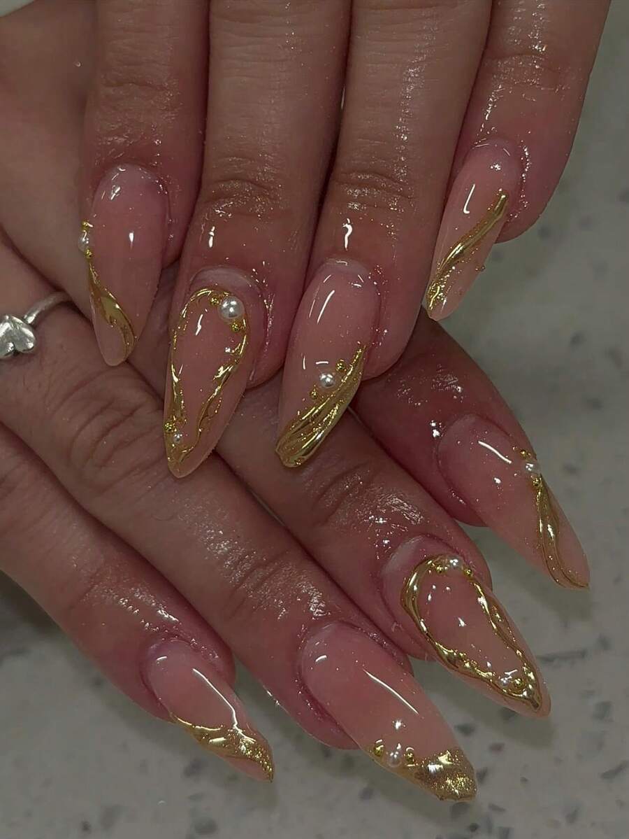 24片长杏仁形金色3D凝胶美甲贴纸，珍珠装饰设计，法式美甲风格，完美贴合指甲形状，提升您的时尚感。套装包含：1瓶果冻凝胶和1把指甲锉。金色美甲让您的指尖闪耀夺目，适合派对、舞蹈和日常佩戴。美甲用品