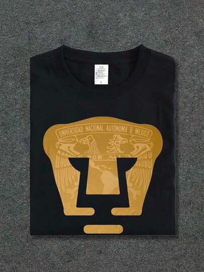 Camiseta negra con diseño UNAM en dorado estilo urbano México  casual y cómoda para los fans universitarios. Ideal para estudiantes y amantes de la cultura mexicana destacando un gráfico imponente en el pecho. Perfecta para mostrar orgullo por la UNAM en cada ocasión.
