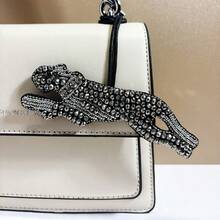 1 pieza Mochila, bolso de hombro, bolso diagonal, bolso de mano, bolso de axila, bolsa de maquillaje u otra bolsa de almacenamiento, colgante de coche, llavero, colgante de cintura, colgante de equipaje, colgante de identificación, hecho a mano con cuentas en negro, plateado y dorado con diseño de leopardo, versátil, divertido e interesante, adecuado para parejas, novias, estudiantes, hombres y mujeres para el trabajo, el transporte diario, citas, vacaciones, viajes, regalos pequeños, cumpleaños, etc.