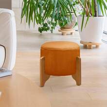 Puff Caleb em Veludo com Pés em Madeira Maciça Sala