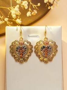 1 pereche de cercei vintage aurii cu inimă sculptată în cruce, cercei în stil religios exagerat, potriviți pentru evenimente cu tematică religioasă, fotografie în stil bisericesc vintage, ținute de petrecere retro europene și americane sau ținute zilnice în stil religios retro, adăugând o atmosferă puternică de artă religioasă retro ținutei dvs. și prezentând o personalizare unică.