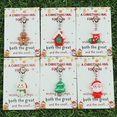 6 Stücke Weihnachts-Schlüsselanhänger-Set, mit Lebkuchenmann, rotem Haus, Weihnachtsstrumpf, Schneemann, Weihnachtsbaum, Weihnachtsmann-Designs. Die Karte ist Muster mit "EINE WEIHNACHTSUMARMUNG FÜR DICH" und dem Segen "Wir wünschen dir Freuden, sowohl die großen als auch die kleinen...", geeignet als Weihnachtsgeschenk, um Wärme und gute Wünsche für die Feiertage zu übermitteln.