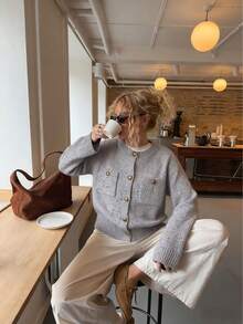 Eleganter Pendler-Cardigan mit Knöpfen und Taschen, modischer vielseitiger Damen-Cardigan mit großen Knöpfen und Langarm, Herbst/Winter Material, Weiß/Blau, Rundhals-Pullover, Langarm, Rückkehr zur Schule, Unifarben, Halloween, Schuloutfit, Basic, Niedlich, geeignet für Damen Herbst/Winter Pendeln, Freunde, Boho, Lässig, Knopf-Cardigan, Blumen-Cardigan, Damen Strickpullover Herbst/Winter