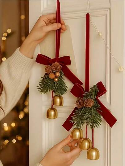 1 pezzo Decorazione natalizia classica da appendere alla porta, abbinata a fiocco, campanella e pigne, decorazione natalizia, adatta per decorazioni natalizie, regali di Natale, decorazioni per l'albero di Natale, forniture per feste, decorazioni da appendere alla porta, decorazioni per soggiorno e camera da letto, decorazioni per interni ed esterni, prodotti per l'atmosfera natalizia