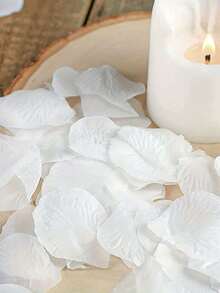 2000片人造丝红色玫瑰花瓣——非常适合撒在婚礼场地，营造浪漫氛围。也适用于求婚、婚礼通道装饰、礼盒填充。是烛光浪漫房间、派对装饰的理想之选。适合作为情侣礼物，也适用于节日和所有浪漫场合。