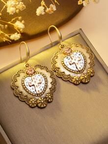 1 pereche de cercei vintage aurii cu inimă sculptată în cruce, cercei în stil religios exagerat, potriviți pentru evenimente cu tematică religioasă, fotografie în stil bisericesc vintage, ținute de petrecere retro europene și americane sau ținute zilnice în stil religios retro, adăugând o atmosferă puternică de artă religioasă retro ținutei dvs. și prezentând o personalizare unică.