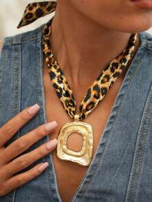 Collar con colgante cuadrado de cuerda con estampado de leopardo