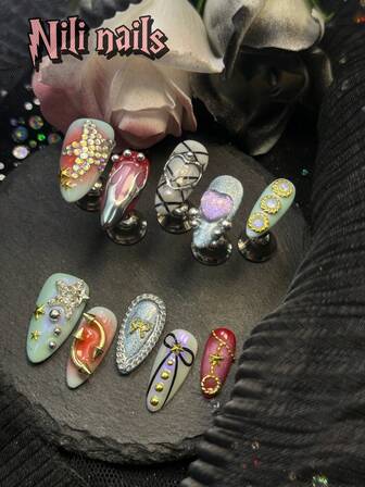 10 sztuk ręcznie robionych, średnich, migdałowych tipsów w stylu Y2K, z dopaminą, niebieskimi kocimi oczami i gołymi, czerwonymi, gradientowymi francuskimi krawędziami, pentagramami, 3D frezami do paznokci w kształcie serca w kolorze brzoskwini oraz perłowymi paznokciami w kształcie 3D, dekoracjami artystycznymi. Zestaw narzędzi do codziennego noszenia, idealny na Nowy Rok. Świetny prezent dla kobiet i dziewcząt. Zawiera 1 żelową wkładkę i 1 pilnik do paznokci.