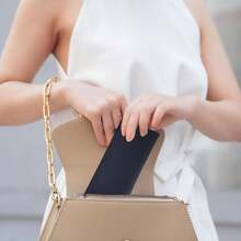 Bolsa de piel para anteojos de sol, funda de piel sintético suave con clip para mujeres, hombres y ni?as, organizador portátil de lentes auténticos, bolsas de regalo para viajes al aire última - negro - Ver 4