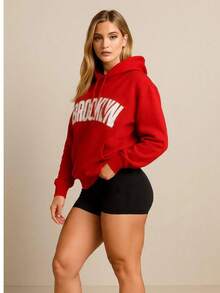 ¡Luce casual, cómoda y con mucho estilo! Nuestra sudadera con gorro es ideal para esta temporada. Perfecta para el día a día, salidas con amigas o para estar en casa con toda la actitud. - Rojo - Ver 2