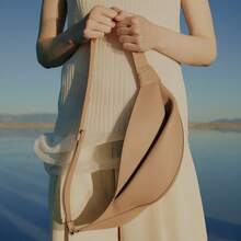 Doudou-Style Shoulder Bag Made Of Smooth Leather, Designed To Be Worn Over The Shoulder Or Across The Chest.