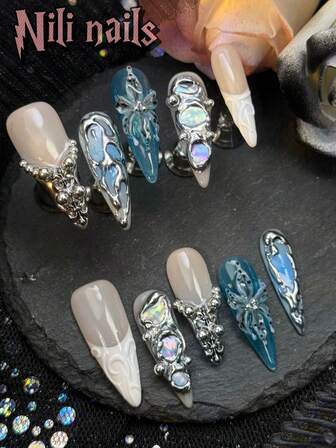 10 件/套手工长细高跟 Y2K Baddie 风格按压指甲，裸色、银色和蓝色和裸色镀铬扎染，白色法式尖头指甲手工 3D 花朵雕刻，带水钻指甲宝石饰物，印花适合派对、场合日常佩戴，是送给女性和女孩的绝佳礼物，含 1 个果冻垫和 1 个指甲锉