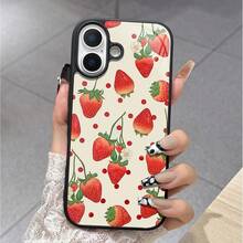 غطاء هاتف بنمط الفراولة الرائع! متوافق مع أبل وأخرى. حواف سوداء، الغطاء مغطى بنمط فراولة طازجة وعصيرية، مزين بنقاط حمراء وأزهار صغيرة، طازج وحلو. فتحة واقية للكاميرا لمنع الخدوش. فتحات دقيقة للوصول السهل. سواء كنت تستخدم أبل أو أخرى، سيضيف هذا الغطاء لمسة أنثوية فورية لهاتفك، وكأنك تمسكين بحلاوة الصيف في يديك.