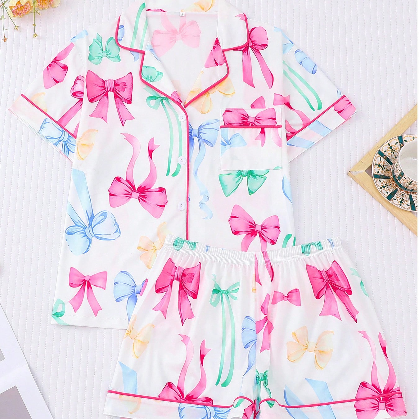 Piezas Conjunto de pijama con estampado de moños para mujer, top de manga corta y shorts, bolsillo, moño en el cuello, botones delanteros, apto para