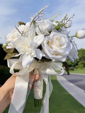 1 st konstgjord handbukett med vit lotus och ros, med gröna blad, vitt band och spetsdekoration, lämplig för romantiska tillfällen som bröllop och fester