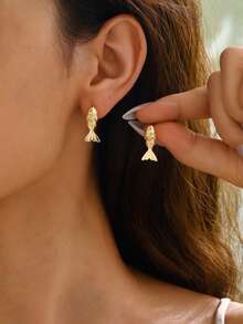 2 piezas Pendientes con forma de pez 3D móvil, pendientes con colgante de pez chapado en oro, decoración de pez móvil, pendientes únicos de pez Piscis, regalo para amantes del océano - Multicolor - Ver 3