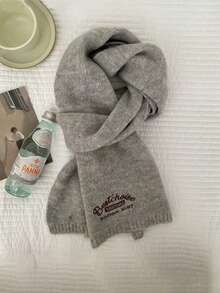 适合女孩的羊驼毛羊毛围巾，时尚刺绣字母，新颜色，适合冬季和新年季节。