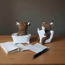 有趣的浴室装饰 - 高地牛读书马桶桶雕像，农舍风格浴室装饰，树脂家居办公室或礼物，无需电力，幽默的设计，纹理细节，非常适合圣诞节，非常适合感恩节 - 彩色 - 查看 10