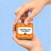 Adivina Esta Palabra - Un popular juego de cartas en miniatura en español con 50 cartas, ideal para reuniones con amigos y familiares, así como para regalos festivos. Este juego de cartas aumenta el disfrute y es una gran compra.