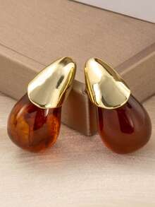 Gotas de agua de color marrón ámbar