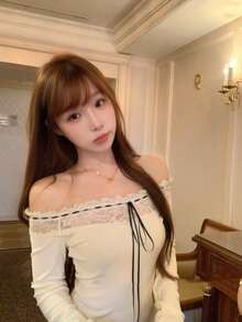 女式露肩蕾丝边长袖 T 恤，修身分层上衣，带蕾丝拼接和结饰细节，适合度假、秋季 - 杏色 - 查看 4