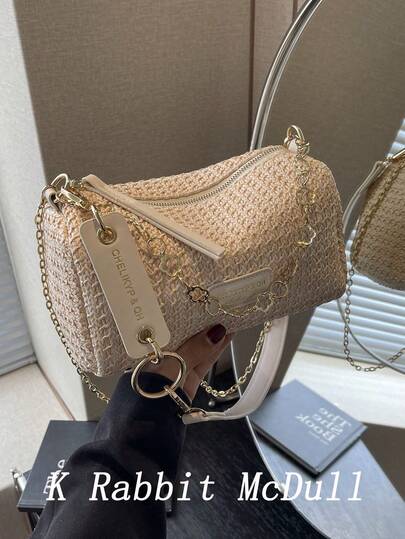 Nuevo bolso de hombro de paja tejida de rayas de contraste para primavera y verano, bolso de hombro de mujer decorado con parche con letra con cadena, bolso de mensajero informal de paja para vacaciones