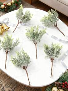 1/3/5 pièces Branches de pin vert de simulation romantique de 15 cm, utilisées pour la décoration de la maison, la décoration de mariage, la décoration d'automne, la décoration de la chambre, les accessoires de cuisine, le restaurant, la décoration de chambre à coucher, les accessoires de salle de bain, les cadeaux d'événements d'hôtel, les arrangements floraux à main, la décoration de bureau, le jardin extérieur, la décoration d'automne, la décoration hivernale de la maison, la décoration d'Halloween, la décoration de Noël, les cadeaux d'anniversaire