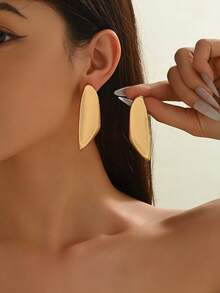 1 par de pendientes ovalados asimétricos exagerados de Europa y América, nuevos, retro, de nicho, de alta gama, personalizados y únicos, adecuados para que las mujeres los usen en reuniones diarias y fiestas