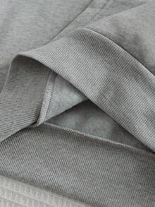 Sweat à capuche homme, col ras du cou, manches longues, épaules tombantes, coupe décontractée, côtelé et épais, idéal pour l'automne/hiver. Sweat à capuche gris avec imprimé animalier réaliste et inscription. Sa coupe décontractée flatte toutes les morphologies. Convient au streetwear, aux tenues décontractées, au style années 2000 et aux sorties quotidiennes. Son mélange de coton assure confort et douceur au toucher. - Gris - Voir 3