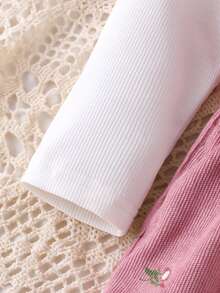 3 件套女婴套装:纯色长袖 T 恤上衣、带 3D 蝴蝶结装饰的花卉背带裙和蝴蝶结头带 - 粉色 - 查看 6