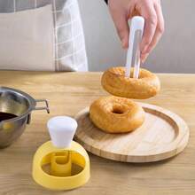 Creative Donut Mold Cutter For Perfectly Shaped Desserts And Easy Decorating, 1pc Cookie Cake Donut Mold, Kitchen Cutter Stencil, Doughnut Maker Mould, Desserts Bread Patisserie Bakery Baking Tools. Donut Maker Cutter, Creative Reusable Non-Stick Doughnut Molds, DIY Donut Mold, Round Shaped Donut Cutters, Fondant Cake Bread Dessert Bakery Mould, Biscuit Stamp Mould, Home Kitchen DIY Baking Tool. - 黃色 - 查看 3