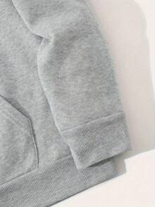 Sudadera con capucha para hombres "Family Treasures" en francés - Texto en francés y estampado gráfico Azat Mard, ajuste relajado, suéter casual con letras en francés y diseño Azat Mard, tejido - Gris - Ver 5